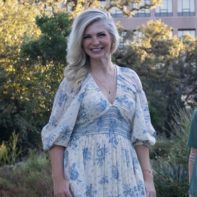 TheLesBrockman's profile picture. Just a lady dabbling in the finer things in life: wearing stretchy pants, drinking champagne & watching Netflix. Also doing some B2B marketing stuffs.