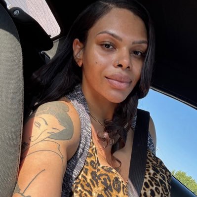 Your favorite Crazy girl 🖤, send me a Dm daddy 😍