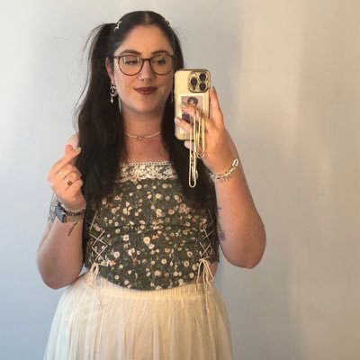 somewhere between school, concerts and my bed 🌱💫💐🌞 your fav local teacher☕️🥐 she/her