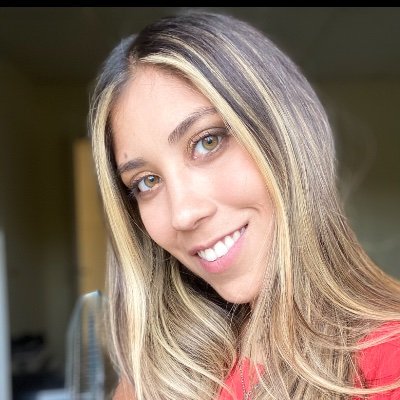 Licenciada en Periodismo 
Profesora de Danzas Nativas