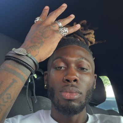 Your favorite hood weeb. I smoke, do calisthenics, watch anime and play the game.