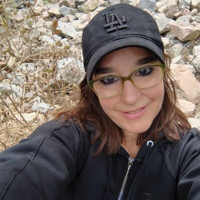 Ariana, de ojos negros ,igual no es el color es la mirada , dicen los que saben que mi mirada toca .
Team verano y fan del helado de sambayón