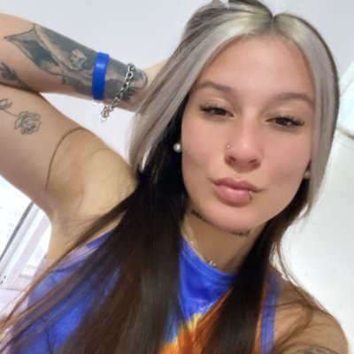 I serve cocktails with a wink🌺
But I'll serve nudes on my FREE page💋
