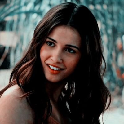 𝐴 𝑞𝑢𝑒𝑒𝑛. 𝐵𝑢𝑡 𝑑𝑜𝑛'𝑡 𝑚𝑒𝑠𝑠 𝑤𝑖𝑡ℎ 𝑚𝑒..
Orginal Character. (Not Naomi Scott!)