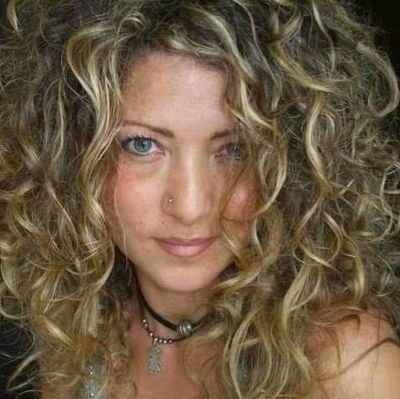 L'intelligenza sa sedersi dalla parte del torto perché quelli della ragione erano tutti occupati...Ö=Isola