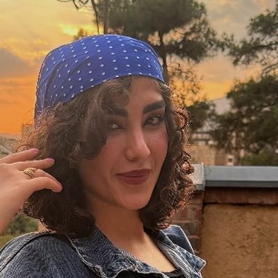 دَر جَهانی کِه پُر اَز هَمهَمِه یِ اَحمَق هاست,
تو فَقَط خیرِه بِمان بَر رَهِ خود هیچ مَگو!...
🚶🏼♀...