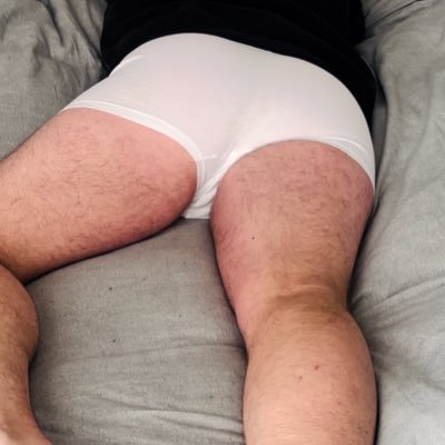 Australian guy. Masculine, dominant. 6’2, 200lbs, stinky feet & a big sweaty ass. And I fart a LOT. 18+ NO MINORS
