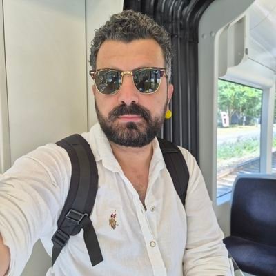 ساعٍ إلى اللاكمال، غير آبه بالمثالية، مُبتعِد عن الإيجابيين القدماء والجدد.
scribble