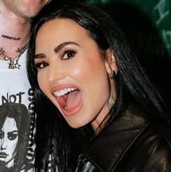 Demi’s my nightingale.
RBD siempre en mi corazón, hasta que dejó de latir.