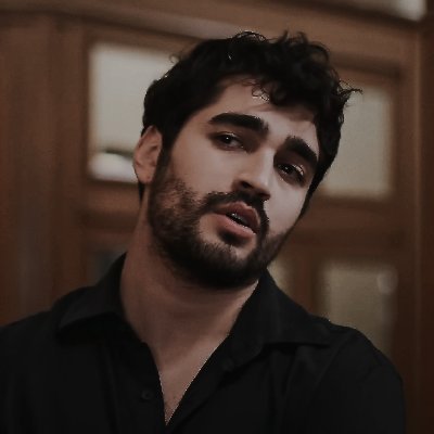 2024. Roma & Emrah's boy.
El hueco que dejaste, hubo otras personas que casi lo llenaron. Sin intención de nada, pero con ganas de todo.