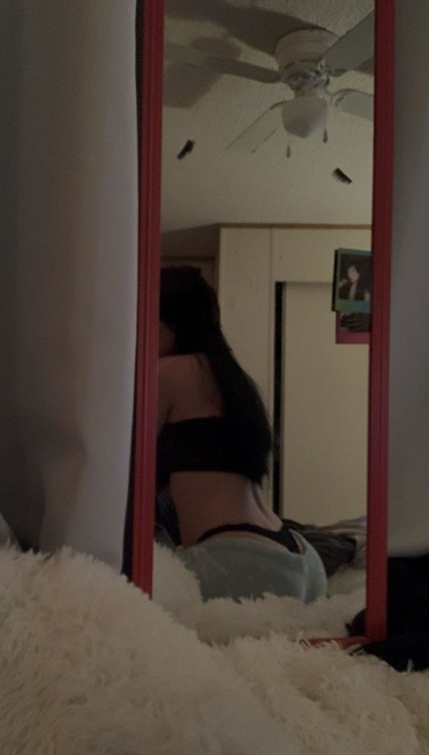 EvelynC62565487's profile picture. This is just a spam page... Please follow my main page @ZusiiSparklyy