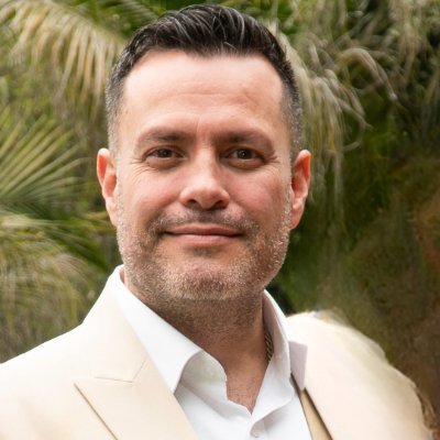 Comunicador Social-Periodista. Productor de medios. Especialista en Comunicación Estratégica. Magister en com. y MK político.