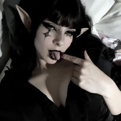 madeyoukneel's profile picture. ✃𓄧꒷꒦ spoil me, i play dress up ִֶָ☾ || 20 years old || no nudity || findom only