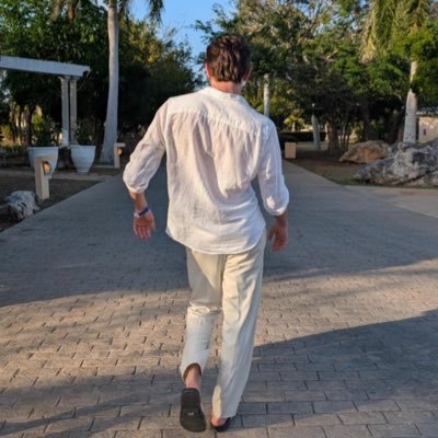 maxviel's profile picture. 𝑀𝑜𝓋𝑒 𝓁𝒾𝓀𝑒 𝒶 𝓀𝒾𝓃𝑔, 𝑜𝓇 𝓂𝑜𝓋𝑒 𝓁𝒾𝓀𝑒 𝓉𝒽𝑒 𝑜𝓃𝑒 𝓀𝒾𝓃𝑔𝓈 𝒻𝑒𝒶𝓇.