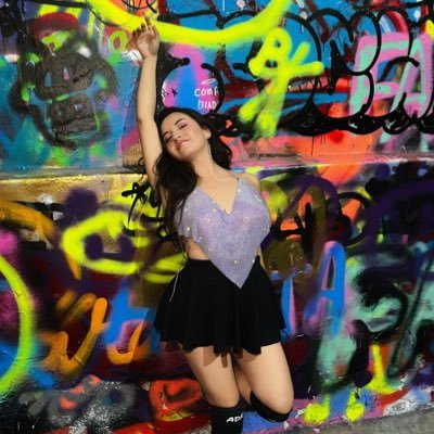 Bailarina erótica creadora de contenido con estilo de vida SW poliamorosa shows al DM 🔥😏🥵https://t.co/7biOeqnHkR