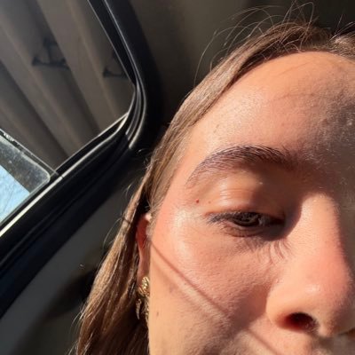andrezaalvarez's profile picture. 