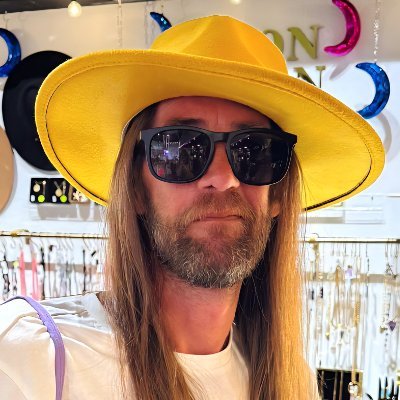 Former conspiracist turned debunker. Now that I debunk conspiracy theories, I have become a conspiracy theory. True story. Host / Producer of @Somedarepodcast