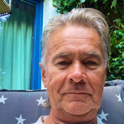 Maler und Musiker, 35 Jahre Malschule für Kinder und Erwachsene, 30 Jahre Klavierunterricht, Homerecording und Musik-Produzent