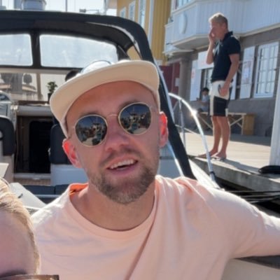 ArvidLidaker's profile picture. Mest Bajen. Ambulanssjuksköterska. Pappa till två ganska små människor. Pojklagstränare. Utvandrat till småländska solkusten