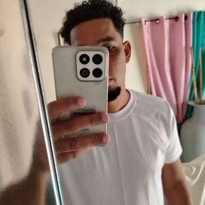 Mi nombre es Daneury, soy de Republica Dominicana y me gusta hacer imagenes con frases, espero y le gusten mis imagenes.