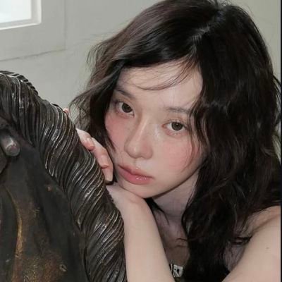 yy9xy's profile picture. loona, peitos e suicídio