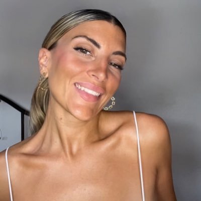 Escritora, autora de “Cartas sin remite”. Integradora social.