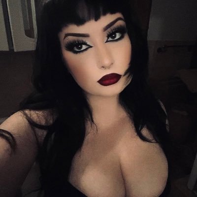 your favourite gothic gf 🥰 - £10 DM £200 Unblock