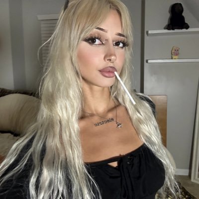 system: online ↳ pixel sorceress | artist | crypto angel | cursed .wav & .jpg crafter currently rewriting reality from inside the mainframe ⚙️🩰