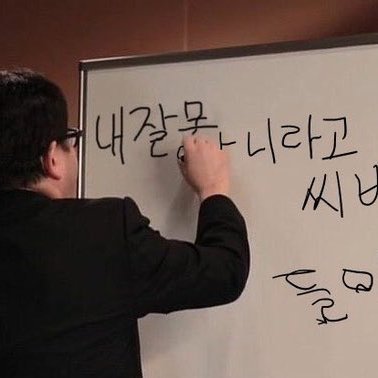 당신이 조심하라는 말을 들었어도 당신은 이 이야기 속에 들어왔을 것입니다. 겪기 전에는 모르니까요.
하지만 그런 너에게 주어지는 시련에도,
꼭 너를 고민하게 만들기 위해 흘러온 것 같은 이야기 속에도,
늘 내가 있어.
그러니 같이 마주할게.