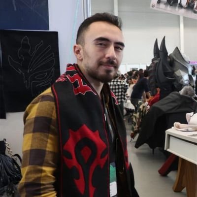 Bazen resim çiziyorum bazen oyun oynuyorum bazen de bunlar hakkında konuşuyorum. Oyun hikayeleri anlatıyorum bir de. 🎮