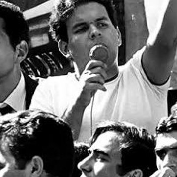 Defendo a democracia como defendo minhas filhas,fui torturado por ela, morreria defendendo, nunca baixem a guarda,o assassino ditador está em todas as esquinas!