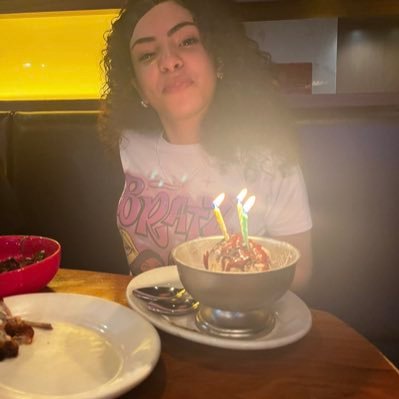 marie_Pay_'s profile picture. 🦋 i tweet nonsense &’ Laugh all the way to the bank