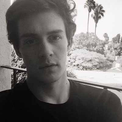 alexis_dominn's profile picture. Los recuerdos te calientan desde dentro. Pero también te destrozan.