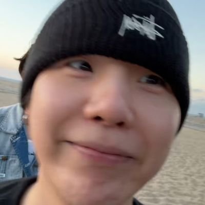 방탄소년단 fan account ♡ 아포방포
in this Bangtan sh*t since 2021 and for life