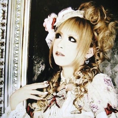 Meu sangue vermelho que manchando as rosas brancas do campo, prometerei a ti minha eterna vida. | Vkeitwt | HIZAKI PULOU EM CIMA DE MIM 20/08/25