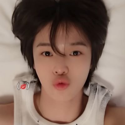 strawberrykrown's profile picture. 