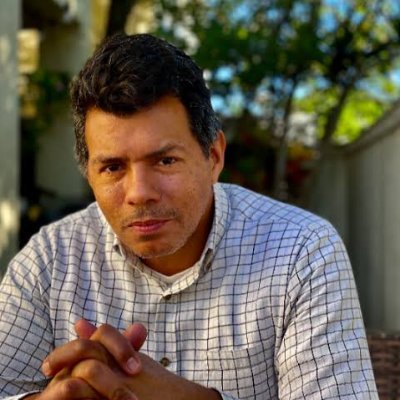 Periodista/ Journalist. Autor de “Talla de agua”. Antologías: “Jamming. 102 poetas”,