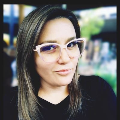 Amo ser directa y transparente, sensible demasiado diría.. Trato de ser feliz.. Pero me cuesta.. Odio pensar tanto.