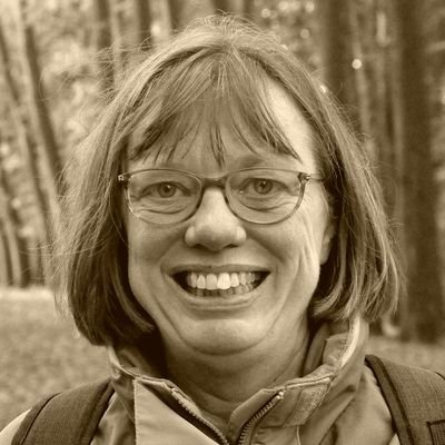 Getrouwd. Moeder van drie leuke volwassenen. Begeleider van mensen met een beperking in horen en zien. Ik houd van nieuws, politiek, cultuur en natuur.