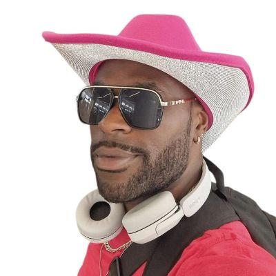 #ElektroshokRecords PromoBeat1uk Currently in the studio working on my album & several EP, collaborating with @MafiaKiss @LoucanVolt Bookings; info@thapinky.com