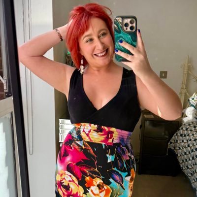 Internal communications queen 👑 💅 Redhead. MA owner. London. @CIPR_global member. Passionate lover of all things Art Deco. Pass that Dom Pérignon plz... 🍾🥂✨