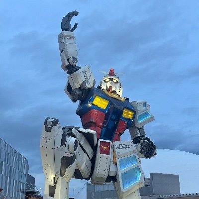 REALITYで配信してます! 見にきてくださいねー! 小説家になろう!で小説を書いています。現在、高校生です。色んなジャンルの小説を書けるようになりたいので、一読して感想をお聞かせください!