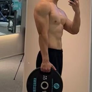 adis83862914's profile picture. 小个持久大1，喜欢小可爱、轻熟男