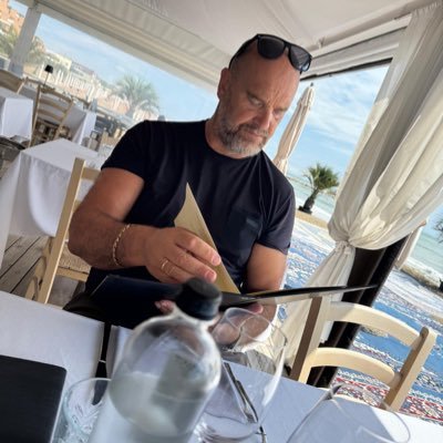 _A_S_1969_J's profile picture. Odio il pomodoro, gli schemi e la ripetitività. Venero il Santo Protettore degli Incoscienti. Coetaneo di MajorTom. Founder del #GruppoAntiDisidratazione