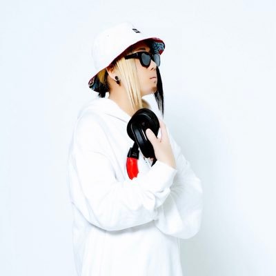 ROCKAHOLIC新宿(@barrockaholic3) の羊と生活してるとってもとっても優しいGLAYを愛してやまないバケハサングラス店長🐏激ロックV系DJ(@geki_dj_party)✡️#やりたいようにやろうぜ兄弟 #ロックは拳👊