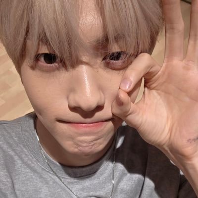 sorry im not into short guys 🐰🔁🧸 read carrd before you follow!! minors will be hard blocked :p