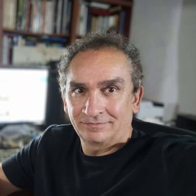 Periodista. Dirijo el Museo del Kempes y escribo en La Voz del Interior desde 1992. Editor de Deportes del diario Vanguardia de México en 2002 y 2003.