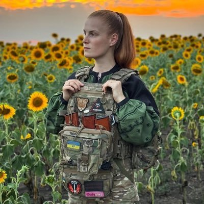 Українська жінка-бойовий медик постійно на передовій, надаючи життєво важливу медичну допомогу побратимам та втілюючи стійкість і рішучість у щоденній роботі