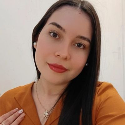 Analiaveraa03_'s profile picture. ▪️Journalist🎤🗞📺📻
💻:Redactora 
🎙: @unbreak_online
👀: Amante del terere, de los libros📕y de los días soleados☀️.