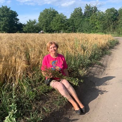 Україно! Ти для мене диво! І нехай пливе за роком рік, Буду, мамо горда і вродлива, З тебе дивуватися повік.